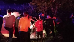 Bariyerlere çarpan otomobil devrildi: Ölü ve yaralılar var