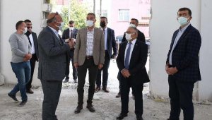 Başkan Büyükkılıç, spor salonu inşaatını inceledi