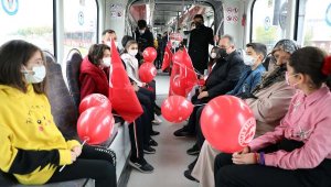 Başkan Yalçın ve öğrenciler tramvayda İstiklal Marşı okudu