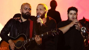 Berkay'dan yağmur altında konser