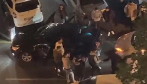 Beyoğlu'nda şaşırtan anlar! Trafiğin ortasında halay çektiler