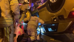 Esenler'de otomobil sokak arasında takla attı