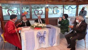 Eskişehir Valisi Ayyıldız'ın eşi, huzurevinde kalan çiftin nikah şahidi oldu