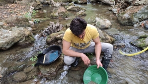 Günde 1 ton 500 kilo toprak eleyip, 500 gram altın topladı