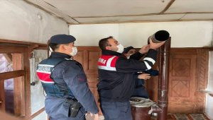 Günyüzü ilçesinde yaşlı çiftin sobasını jandarma ekipleri kurdu