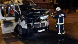 Halı yıkama firmasının minibüsü ve içindeki halılar küle döndü