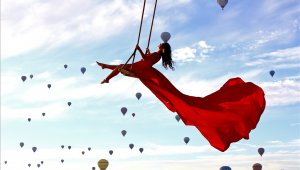 Kapadokya'da fotoğraf meraklılarının yeni tutkusu "vinçte salıncak"