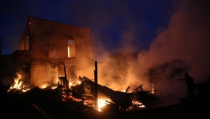 Kastamonu'da çıkan yangında 2 katlı ev yandı