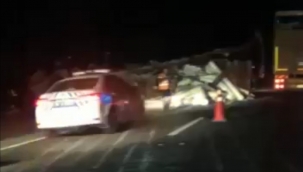 Kayseri Yeşilhisar'da kumaş yüklü tır devrildi