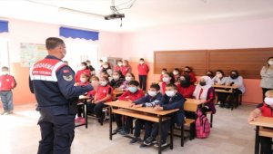 Kayseri'de jandarma ekibince "Hayvanları Koruma Günü" etkinliği düzenlendi