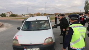 Kayseri'de jandarma trafik kontrolünde baklava ve çikolata ikram etti 