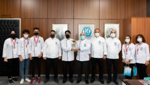 KAYÜ Rektörü, Modern Türk Mutfağı Yarışmasından ödülle dönen öğrencileri kabul etti