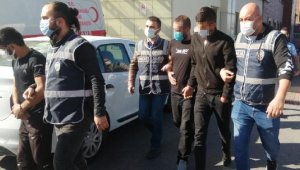 Kendi araçlarına bağladıkları halatla 2 otomobili çekerek çalan 3 şüpheli yakalandı