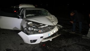 Konya'da yolcu minibüsü ile otomobilin çarpışması sonucu 8 kişi yaralandı