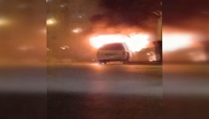 Küçükçekmece'de park halindeki minibüs alev alev yandı