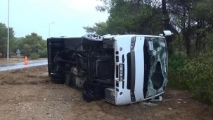 Manavgat'ta tur otobüsü devrildi: 8 yaralı