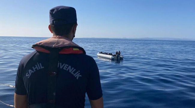 Muğla açıklarında lastik bottaki 25 düzensiz göçmen kurtarıldı