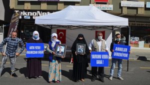 Muş'ta çocukları PKK'lı teröristlerce kaçırılan aileler HDP önünde eylem yaptı