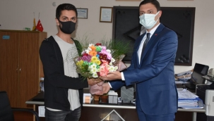 O kaymakam, öğretmenden özür dileyip, helallik aldı