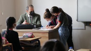 Okul yolundaki kazada görme yetisini kaybeden öğretmen öğrencilerine ışık oluyor