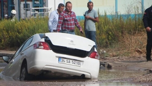 Otomobil içme suyu hattı çukuruna düştü