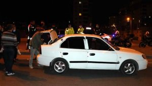 Polisin 'dur' ihtarına uymayan otomobildekiler 20 kilometre kaçabildi