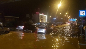 Sağanak etkili oldu! Yollar göle döndü
