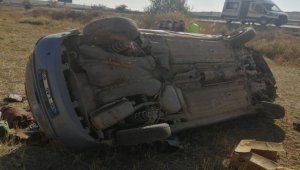 Şarampole devrilen otomobildeki 2 kişi yaralandı