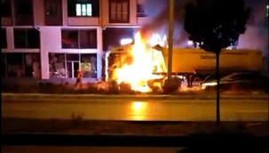 Seyir halindeki TIR'ın motoru alev aldı
