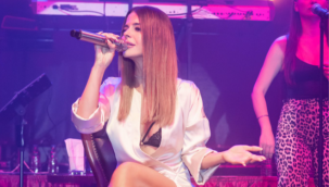 Simge'yi sahnede ağlattılar!