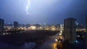 Şimşekler geceyi gündüze çevirdi