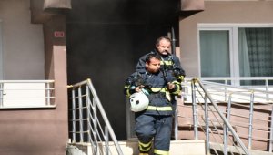 Sivas'ta bir apartmanın garajında çıkan yangında 4 kişi dumandan etkilendi
