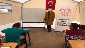 Sivas'ta mevsimlik işçilerin çocukları için eğitim çadırları oluşturuldu