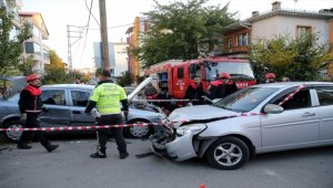 Sivas'ta otomobillerin çarpışması sonucu 2 sürücü yaralandı