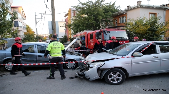 Sivas'ta otomobillerin çarpışması sonucu 2 sürücü yaralandı