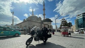 Taksim Camisi'nin imamı motosikletiyle ilgi odağı oluyor