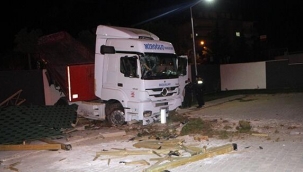 TIR kameriyenin üzerine düştü! 3 genç son anda kurtuldu