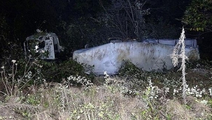 TIR şarampole devrildi; Yaralılar var