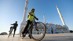 Üsküdarlı gençler müftü ve imamlarla 'iki teker iki dünya' sloganıyla pedal çeviriyor