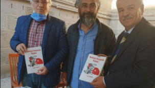 Yazar Yüksel Kalkan, Hunat'ta kitaplarını imzaladı