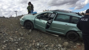 Yeşilhisar'da otomobil direğe çarptı