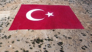 22 dönüm üzerindeki dev Türk bayrağı 40 günde boyandı