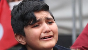 Ailesiyle evlat nöbetine katıldı, gözyaşlarıyla seslendi: 'Ağabey ne olur gel'