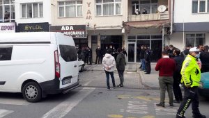 Annesini öldürüp, babasını bıçakladıktan sonra intihara kalkıştı