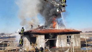 Babasıyla tartıştı; oturdukları evi yakıp kaçtı