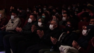 Başkan Büyükkılıç devlet tiyatrosunu izledi , tiyatroya davet etti