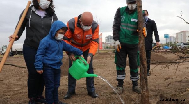 Başkan Çolakbayrakdar, kursiyerlerle ağaç dikti