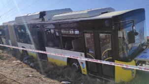 Belediye otobüsü, elektrik direğine çarptı: 17 yaralı