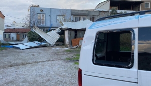 Bursa'da lodos hayatı felç etti: Çatılar uçtu, evler ve arabalar zarar gördü