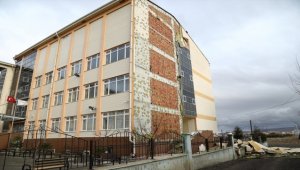 Çubuk'ta şiddetli rüzgar ahırların çatılarına zarar verdi